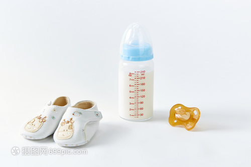 用心呵護，為愛啟航——詳解嬰兒鞋、奶瓶與奶嘴的選購與使用指南